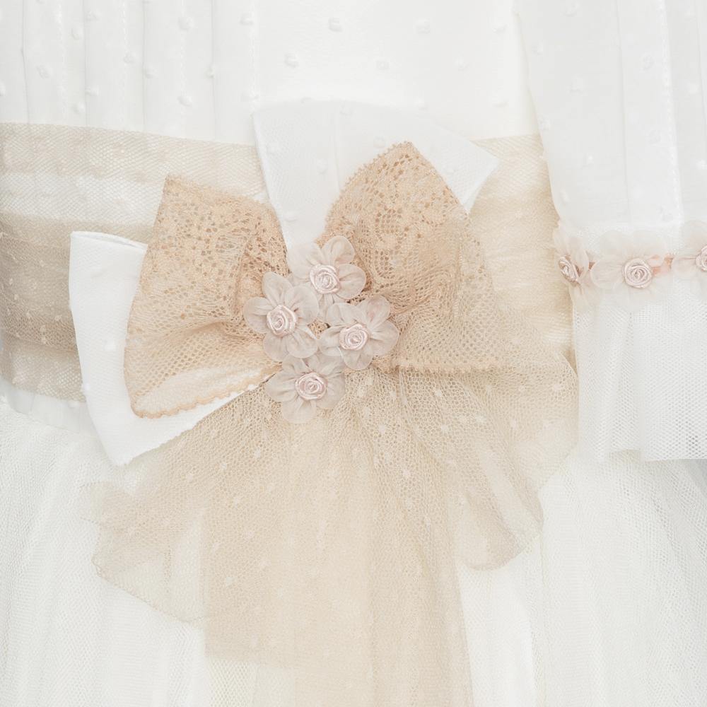 Vestido de comuniôn para niña con una flor y lazada nude de Marla - Modini Shop