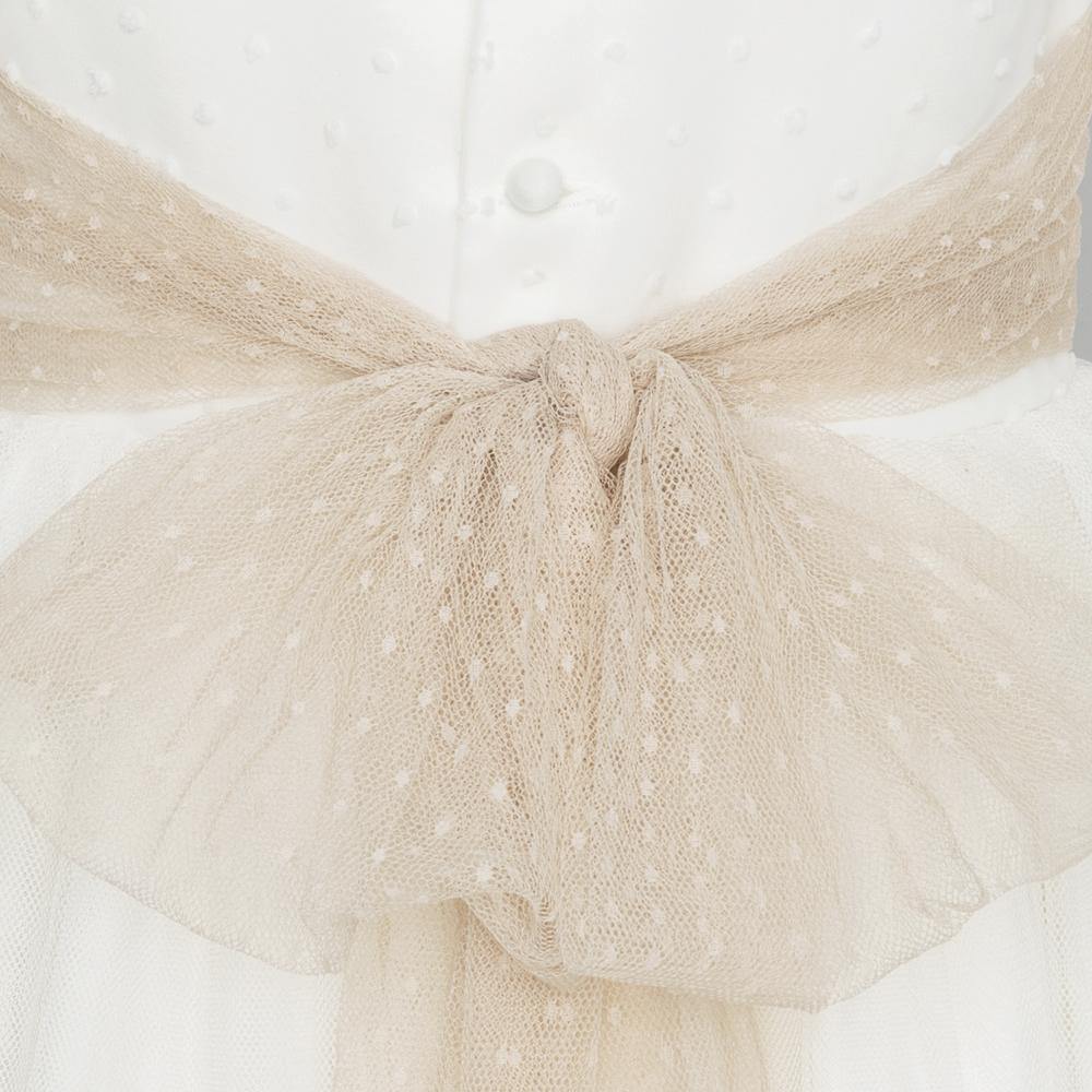 Vestido de comuniôn para niña con una flor y lazada nude de Marla - Modini Shop