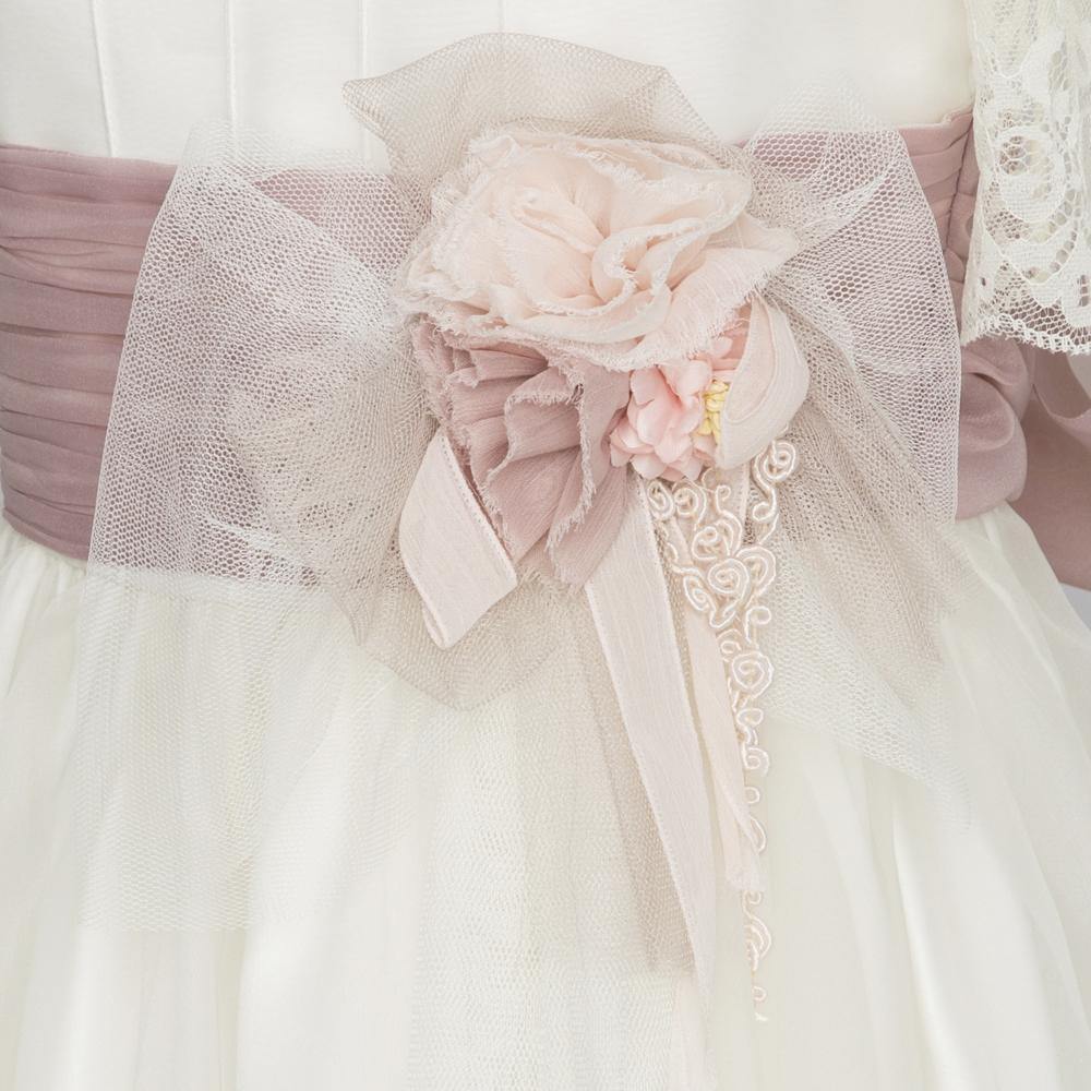 Vestido de comuniôn para niña con una flor y lazada rosa de Marla - Modini Shop