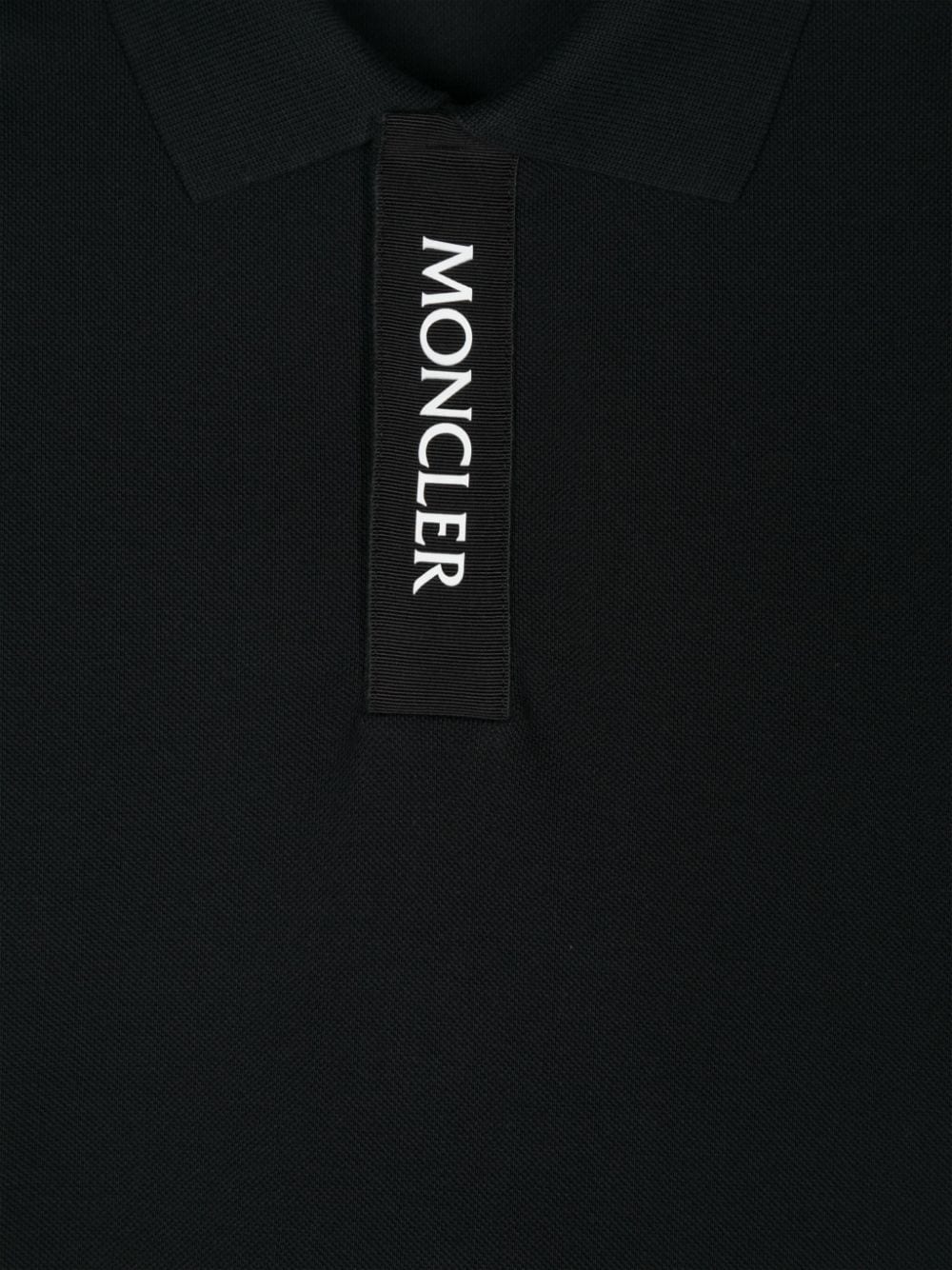Polo con parche del logo de la marca MONCLER