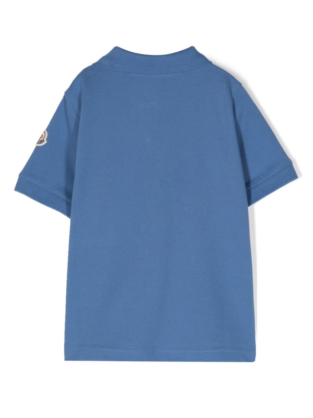 Polo azul con parche del logo de la marca MONCLER