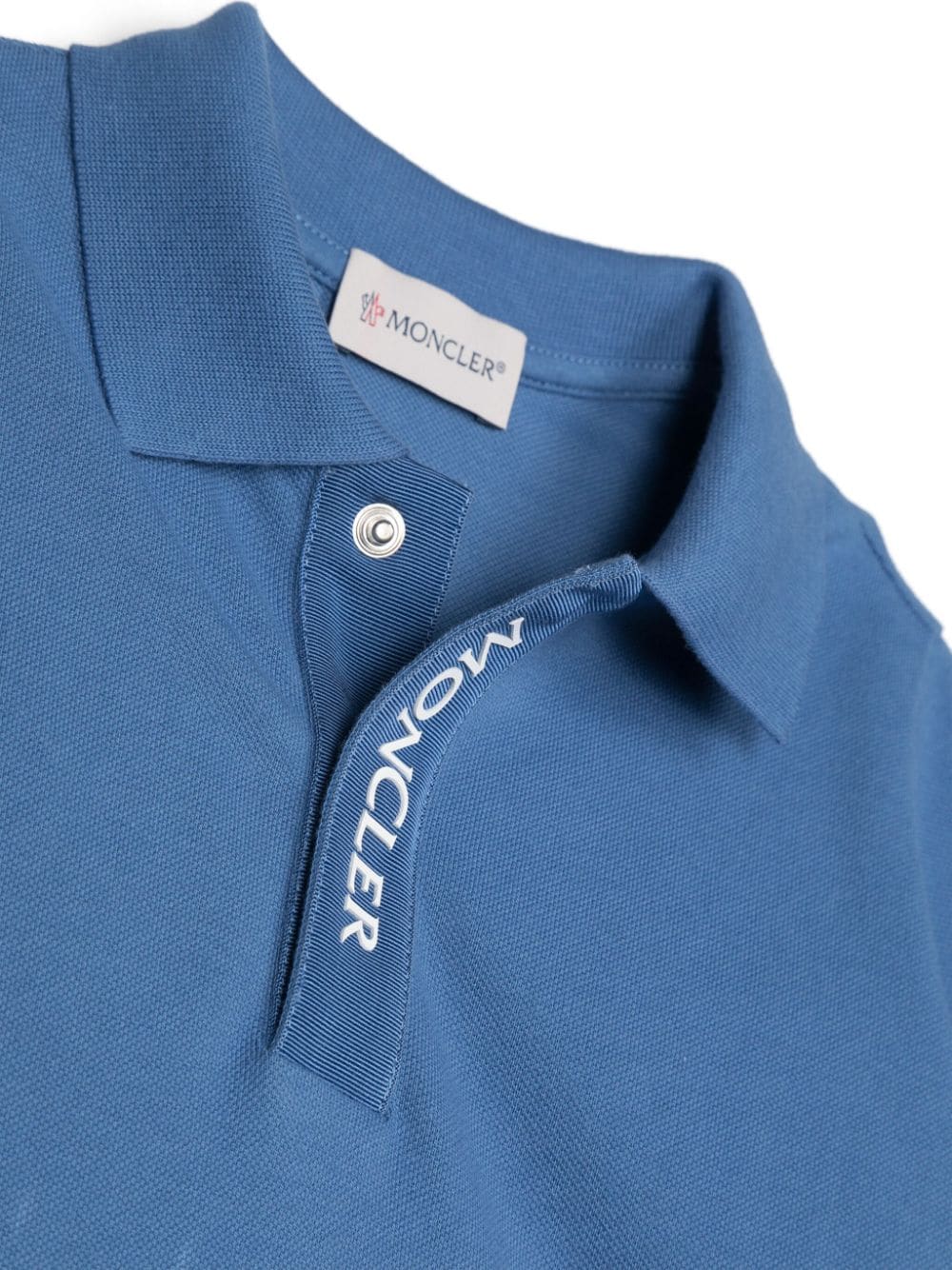 Polo azul con parche del logo de la marca MONCLER