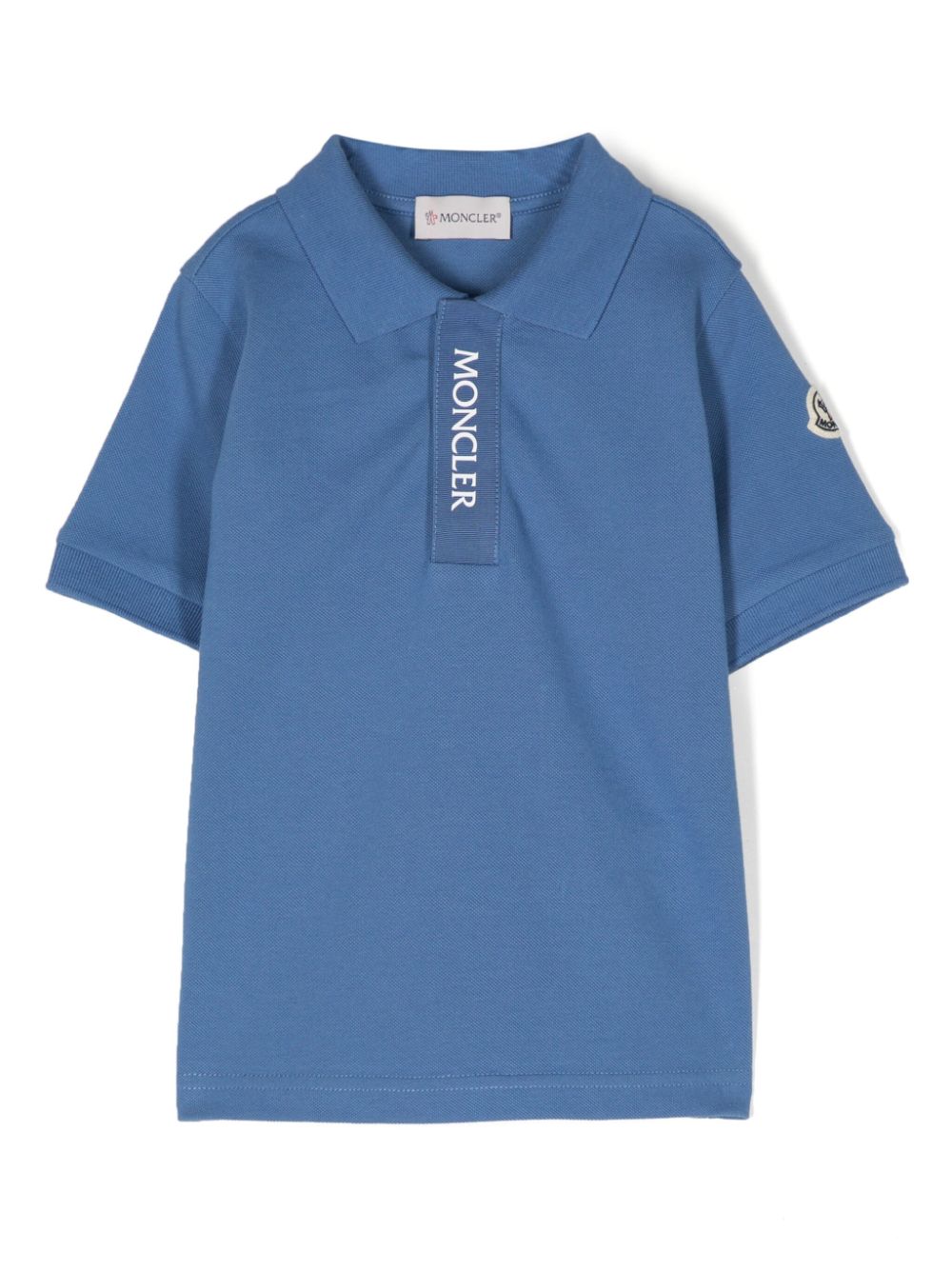 Polo azul con parche del logo de la marca MONCLER