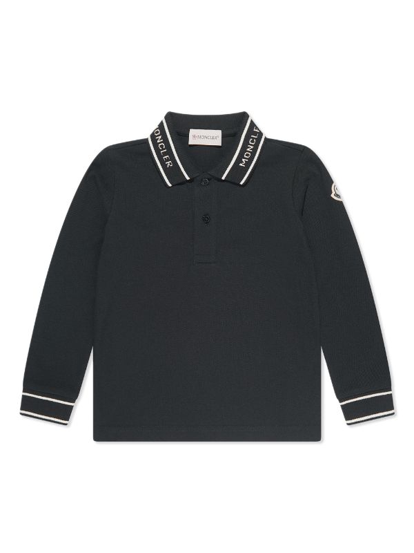 Polo negro con logo estampado de la marca MONCLER