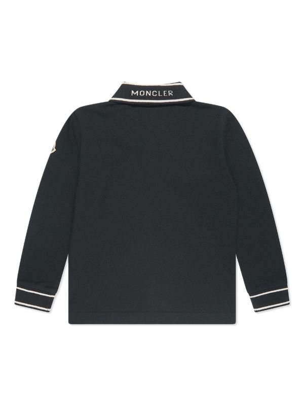 Polo negro con logo estampado de la marca MONCLER