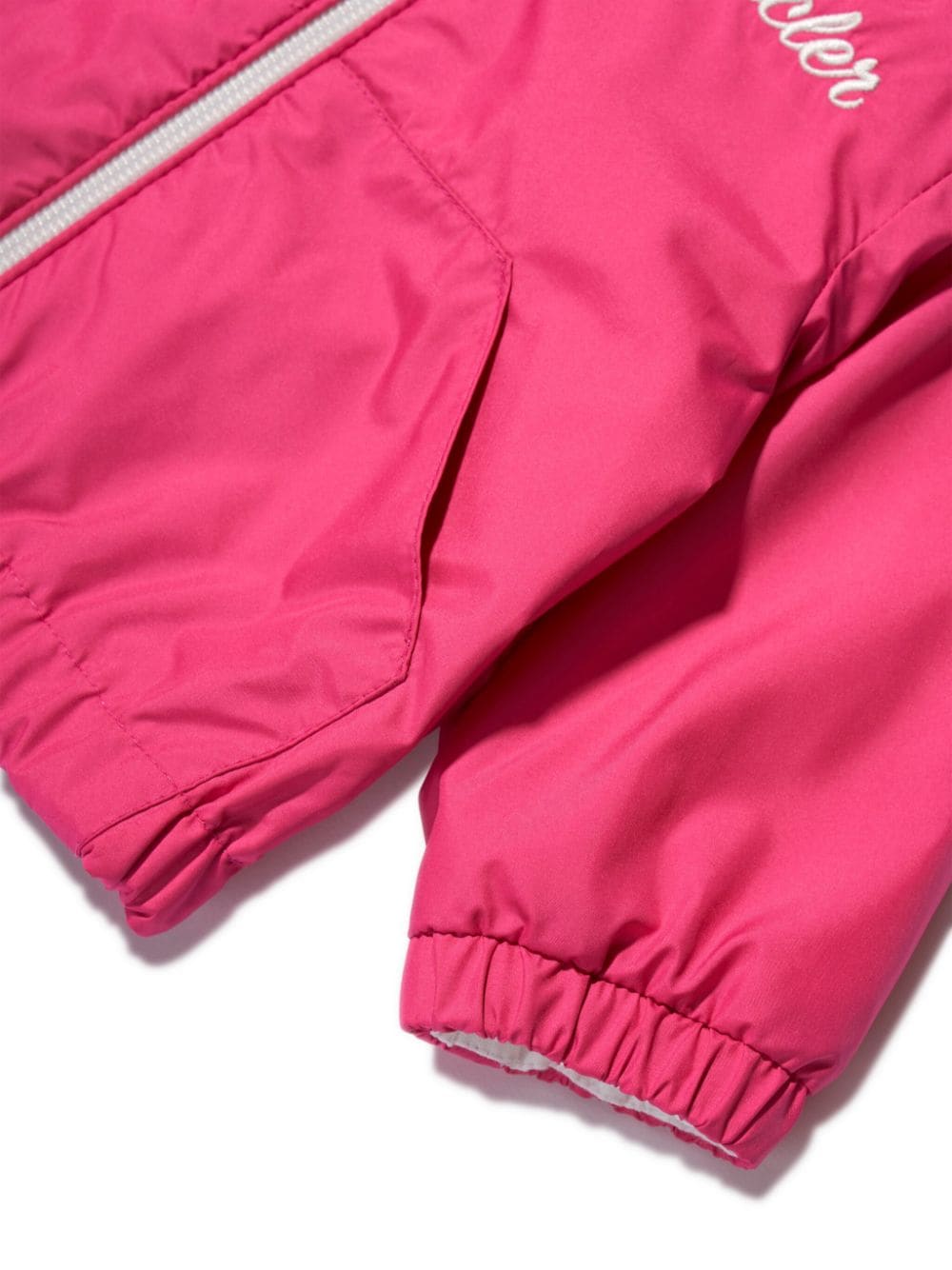 Chaqueta fuxia con capucha de la marca MONCLER