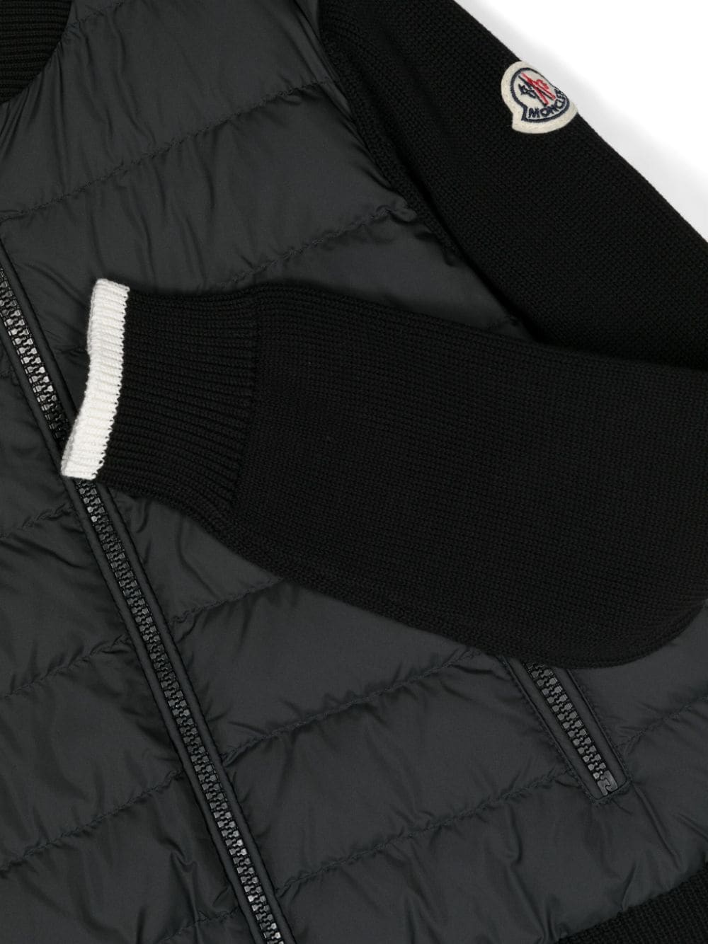 Chaqueta negra plumífero con paneles de la marca MONCLER