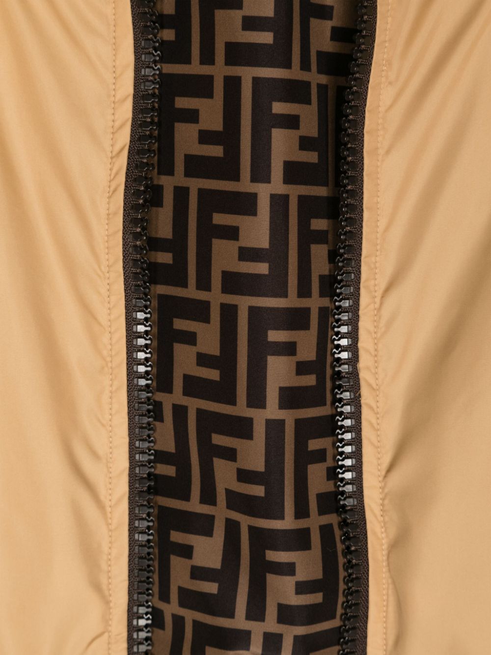 Chaqueta beige con capucha de la marca Fendi Kids