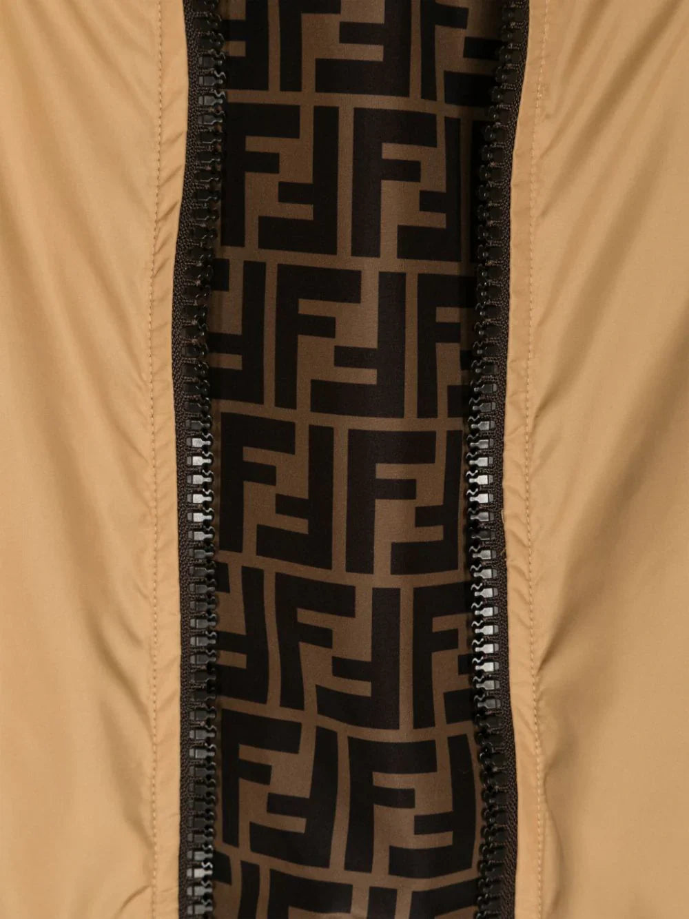 Chaqueta beige con capucha y logo FF de la marca Fendi Kids