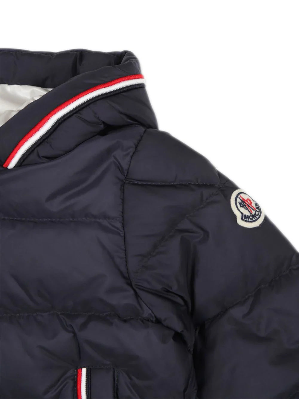 Plumífero con capucha de la marca MONCLER