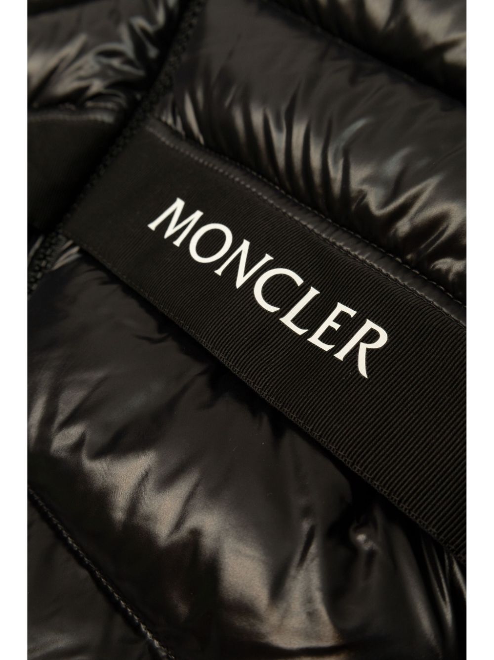Chaqueta negra capitonada con parche del logo y capucha MONCLER