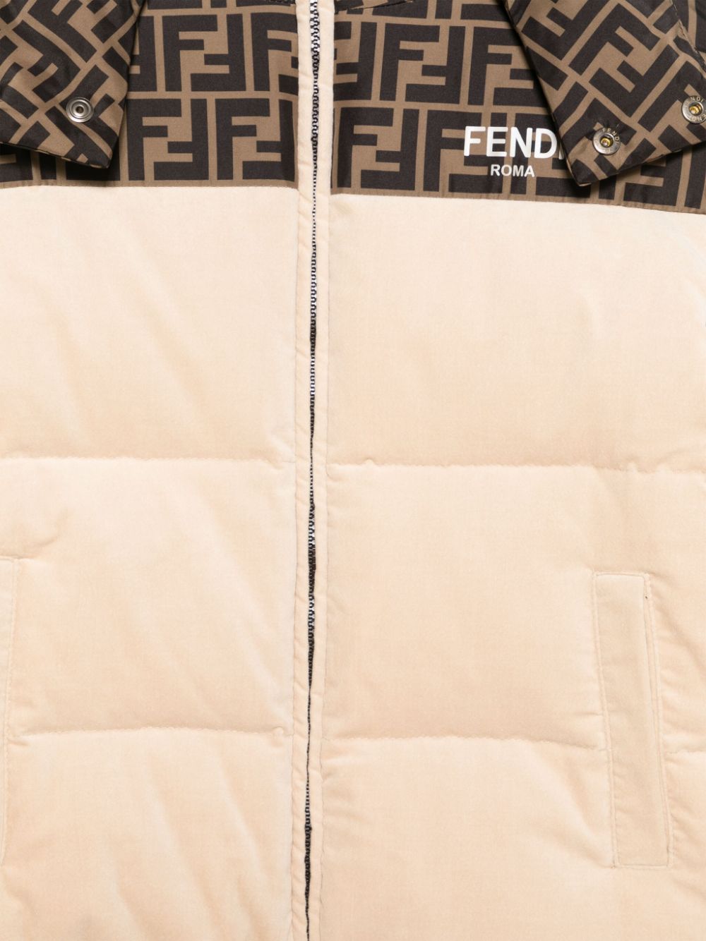 Chaqueta de invierno beige con capucha y logo FF de la marca Fendi Kids