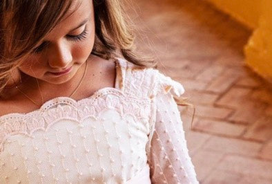 Vestido ENMA de comunión para niña de la marca Manuela (corona de flores incluida)