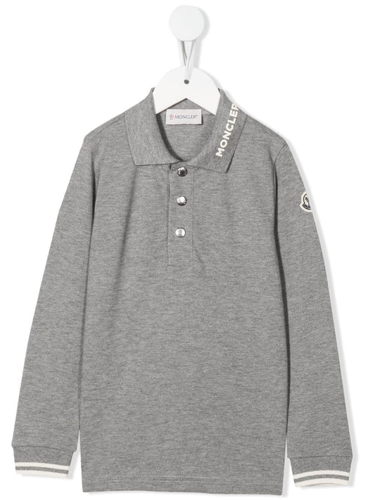 Polo gris con logo estampado de la marca MONCLER