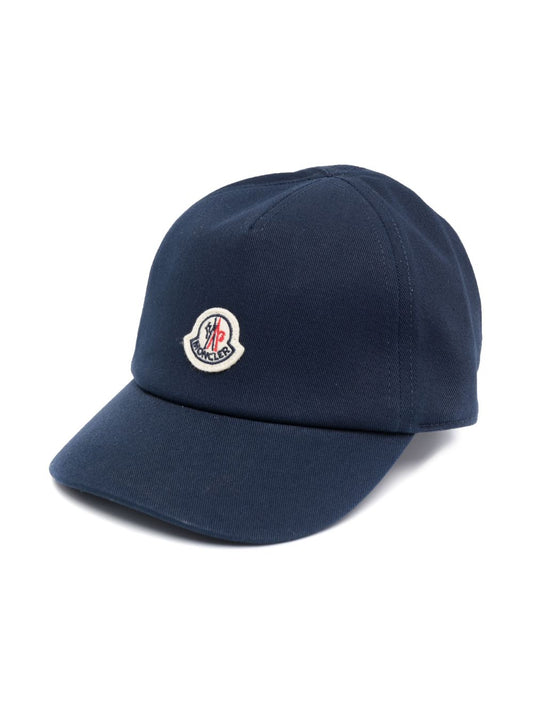 Gorra con parche del logo de la marca MONCLER
