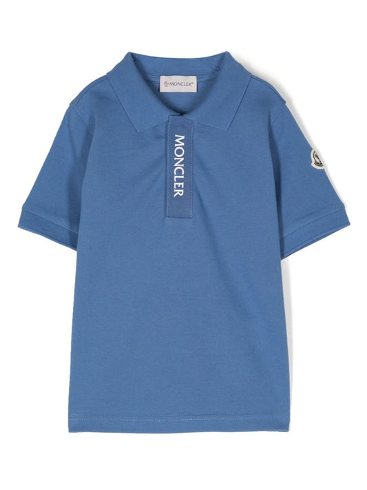 Polo azul con parche del logo de la marca MONCLER