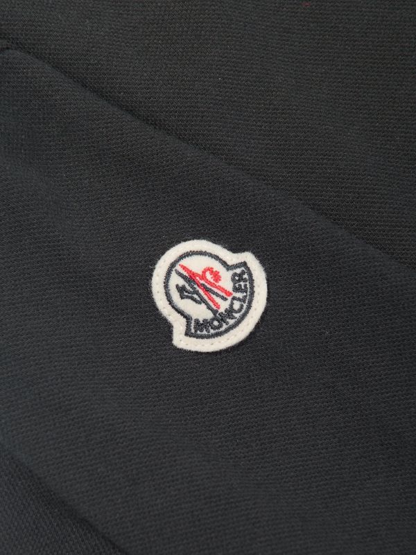 Polo negro con logo estampado de la marca MONCLER