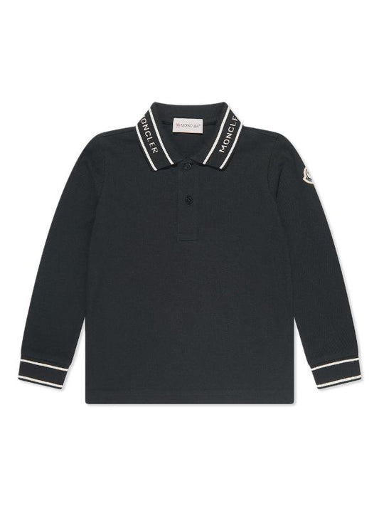 Polo negro con logo estampado de la marca MONCLER