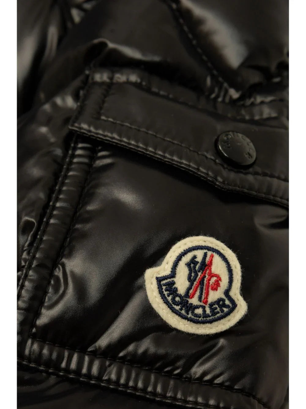 Chaqueta  negra capitonada con parche del logo y capucha MONCLER