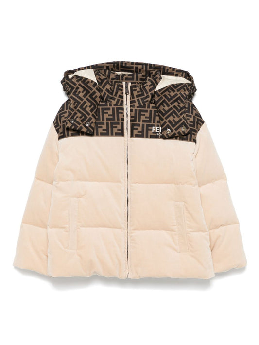 Chaqueta de invierno beige con capucha  y logo FF de la marca Fendi Kids