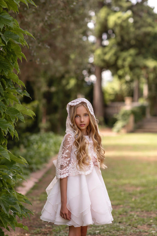 Chaqueta de comunion y ceremonia 571 del encaje rosa estilo capa con capucha para niña de la marca MIMILÚ